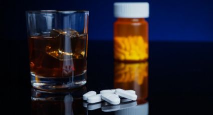 Por qué no debes combinar alcohol y medicamentos