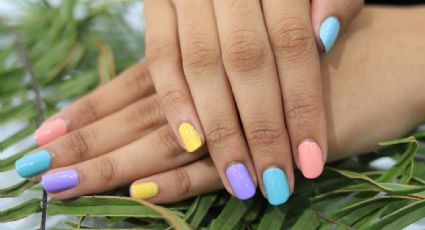 Qué es la manicura "Mismatched" y cómo hacerla: la tendencia de uñas furor en esta primavera