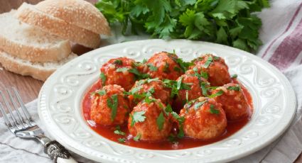 Albóndigas de atún con salsa de tomate y pimientos, una receta muy rápida y fácil de preparar