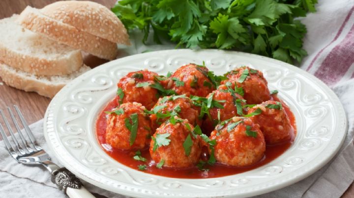 Albóndigas de atún con salsa de tomate y pimientos, una receta muy rápida y fácil de preparar