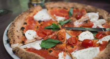 De manera sencilla, prepara esta deliciosa pizza de masa de yuca súper nutritiva