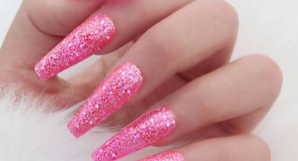 No te quedes atrás y sumate a la tendencia con este nail art estilo "Barbie" con purpurina