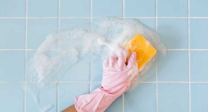 Logra una limpieza eficaz de los azulejos del baño con estos trucos caseros