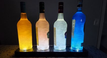 La técnica sencilla para pintar botellas de vidrio que estarán en el foco de tu decoración DIY