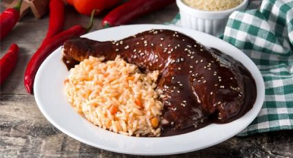 La tradicional receta de mole rojo con pollo para disfrutar del Día de Reyes