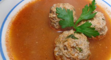 Olvídate del pozole: la receta fácil para un delicioso y nutritivo caldo de albóndigas