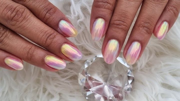 Inauguramos la temporada de Escorpio con los diseños de Nail Art mágicos: manicura con efecto aurora