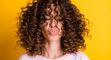 10 recogidos naturales para cabello rizado, informales y con estilo