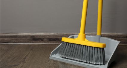 En vez de comprar una escoba nueva, pon en práctica este truco de limpieza para dejarla impecable