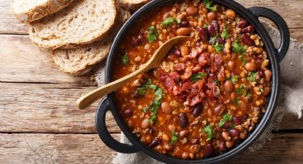 Prepara unos increíbles frijoles charros con esta receta fácil y completa