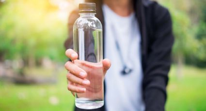 Trucos de limpieza infalibles para eliminar malos olores de tu botella de agua: recupera su frescura
