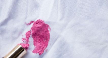Manchas de maquillaje en la ropa: el secreto para una limpieza instantánea