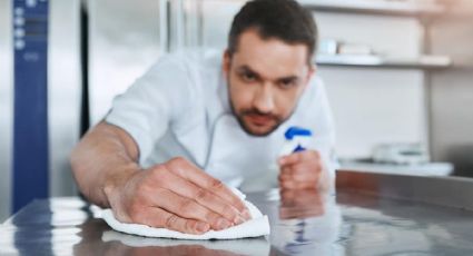 Secretos de limpieza profesional: cómo eliminar la grasa de la plancha con trucos caseros