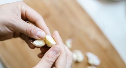 Adiós al olor a cebolla y ajo de tus manos con estos trucos de limpieza