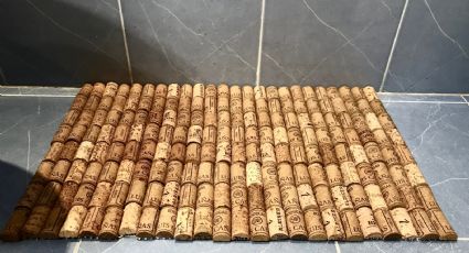 Cómo hacer una alfombrilla de ducha con corchos de botellas de vino: una idea de reciclaje única