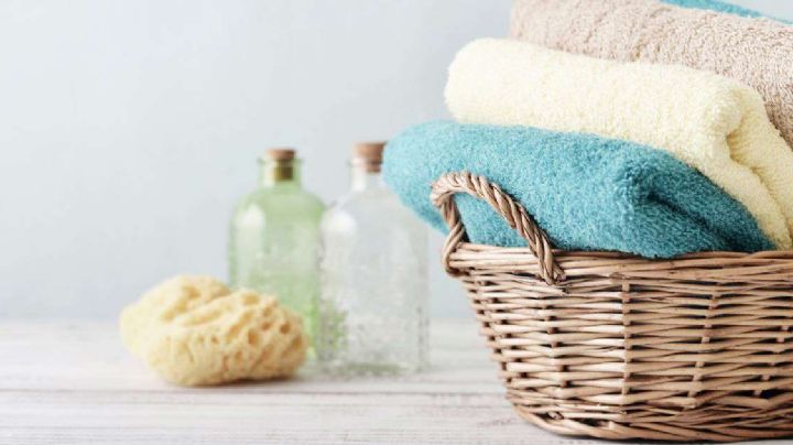 Deja de botar las toallas viejas: así de simple puedes hacer un tapete para salir de la ducha