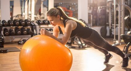 Luce unos abdominales de acero este verano: 6 ejercicios con pelota de pilates para hacer en casa