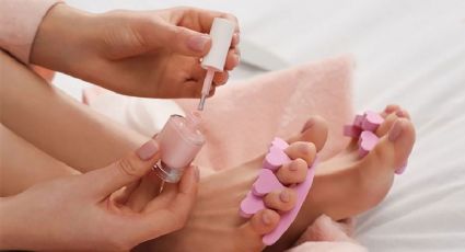 El color de uñas de pies para usar con sandalias planas o plataformas: pedicure atemporal y elegancia