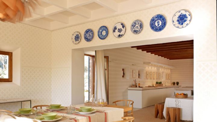 Transforma tu terraza en un rincón mediterráneo: incorpora plato decorativos al diseño de tu hogar