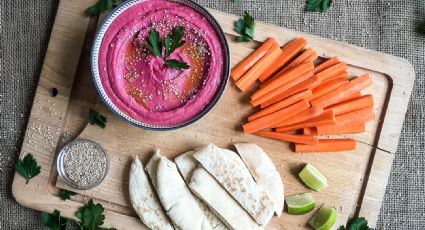 ¿Quieres probar algo nuevo? Receta rápida y fácil de hummus de remolacha