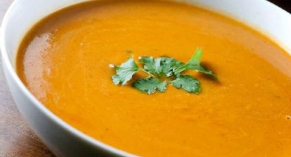 Saborea una combinación irresistible: sopa de calabaza y naranja con gambas