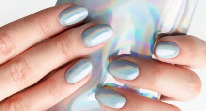 Manicura metalizada y holográfica: aurora nails, la tendencia Y2K de moda