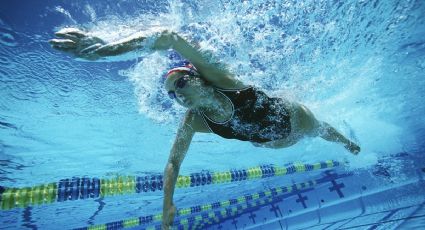 El estilo de natación que cuenta con el aval de expertos en fitness para ganar músculo y perder peso