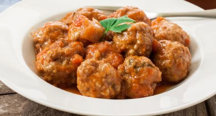 Vuelve a sentir el sabor de la cocina de tu abuela con esta receta de albóndigas en salsa