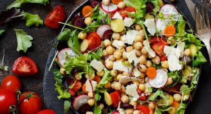 La guarnición perfecta para cualquier plato de verano: prepara ensalada de garbanzos con aguacate