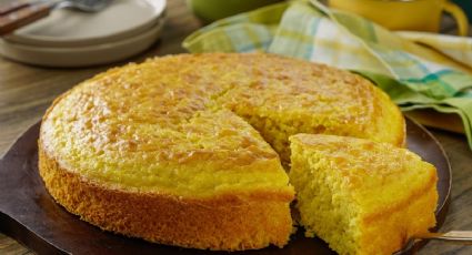 No necesitas prender el horno para preparar este pastel de elote: queda suavecito y esponjoso