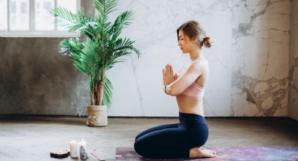 Antes de irte a la cama, practica la postura de yoga que adelgaza brazos en 7 días