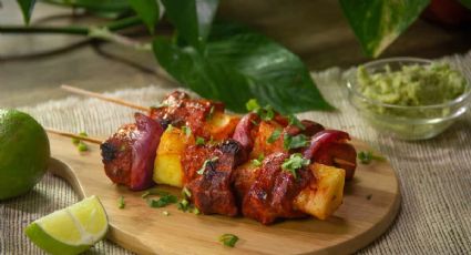 Jugosas, suaves y llenas de sabor: ten a mano esta receta de brochetas al pastor para una reunión