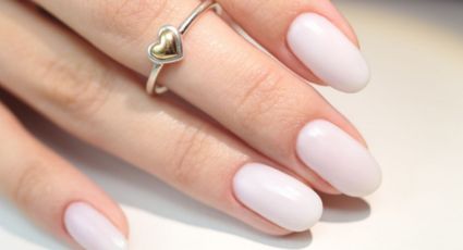 El minimalismo llega a tus uñas blancas con este giro elegantísimo: un toque dorado a tus Nail Art