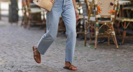 Así llevan las mujeres de +40 la tendencia más cómoda de sandalias planas con jeans