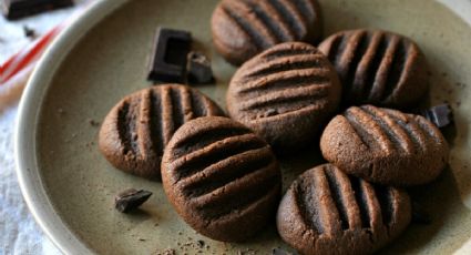 Lleva apenas 12 minutos de horno y un solo huevo: tienes que probar estas galletas de chocolate