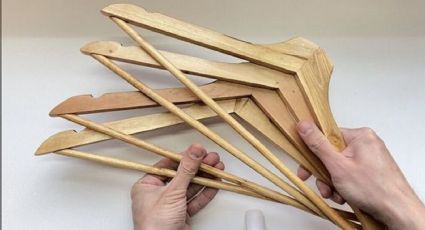 No creerás lo fácil que es fabricar esta mesita DIY con 4 ganchos de madera y un poco de pegamento