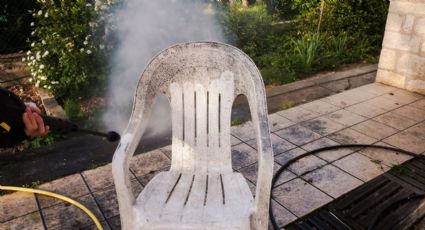 Antes de tirar las viejas sillas plásticas del jardín, prueba este truco para dejarlas como nuevas