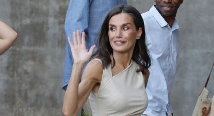 La Reina Letizia confirma desde España cuál es el vestido en tendencia para ser una invitada perfecta