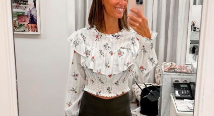 Las blusas con flores son la tendencia del verano: así se llevan en julio para estar a la moda