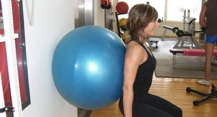 4 ejercicios avalados por expertos en fitness para tonificar glúteos: se hacen con pelota y son fáciles