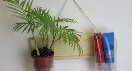 Haz una hermosa repisa DIY con dos botellas de plástico y un listón de madera