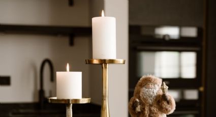 Con un par de tapas y un poco de pegamento, haz este candelabro que parece de revista de decoración