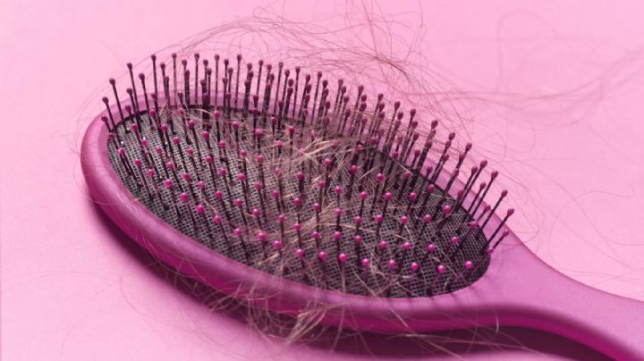 ¿Te has puesto a pensar en la suciedad que esconden los cepillos de pelo? Conoce cómo limpiarlos