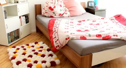 Con rollos de papel higiénicos y lana de colores, puedes hacer estas alfombras DIY para salir de la cama