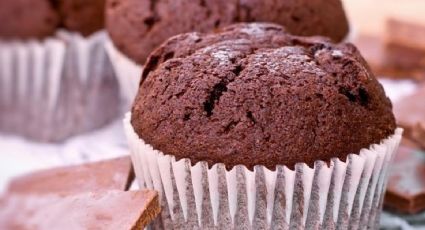 Baja en carbohidratos y húmeda por dentro: receta de magdalenas keto de chocolate que es una delicia