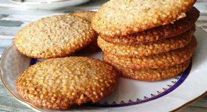 Unas galletas de sésamo deliciosas para la merienda con la consistencia perfecta: receta rápida y fácil