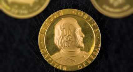 Coleccionistas en fiebre: medalla de oro con Hernán Cortés y Cuauhtémoc en venta por 72 mil pesos