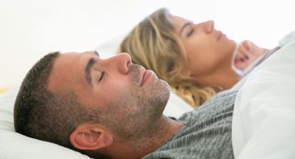 ¿Tu pareja te da la espalda a la hora de dormir? Expertos confirman el significado