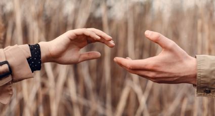 ¿Tu pareja no te da la mano en público? El significado según la psicología