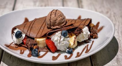 Con cacao en polvo prepara esta receta ligera de crepas de chocolate: ideales para el desayuno